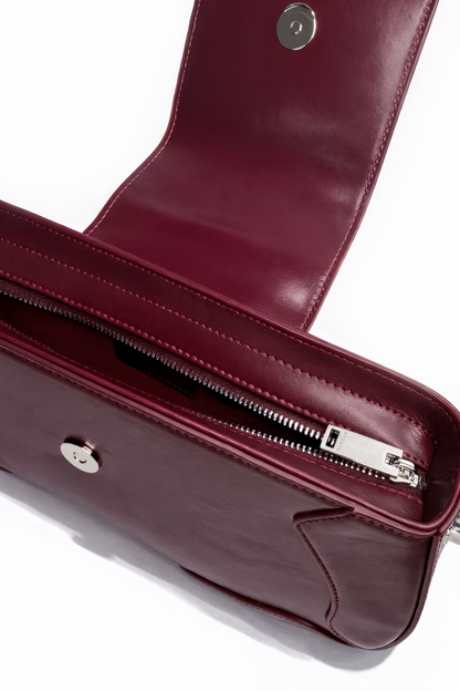 Uncompromising precision in every line. The Downtown Bag by AYZAHD isolates the commanding intensity of Emira Rouge against a structural, futuristic form. Designed in Dubai for the avant-garde.