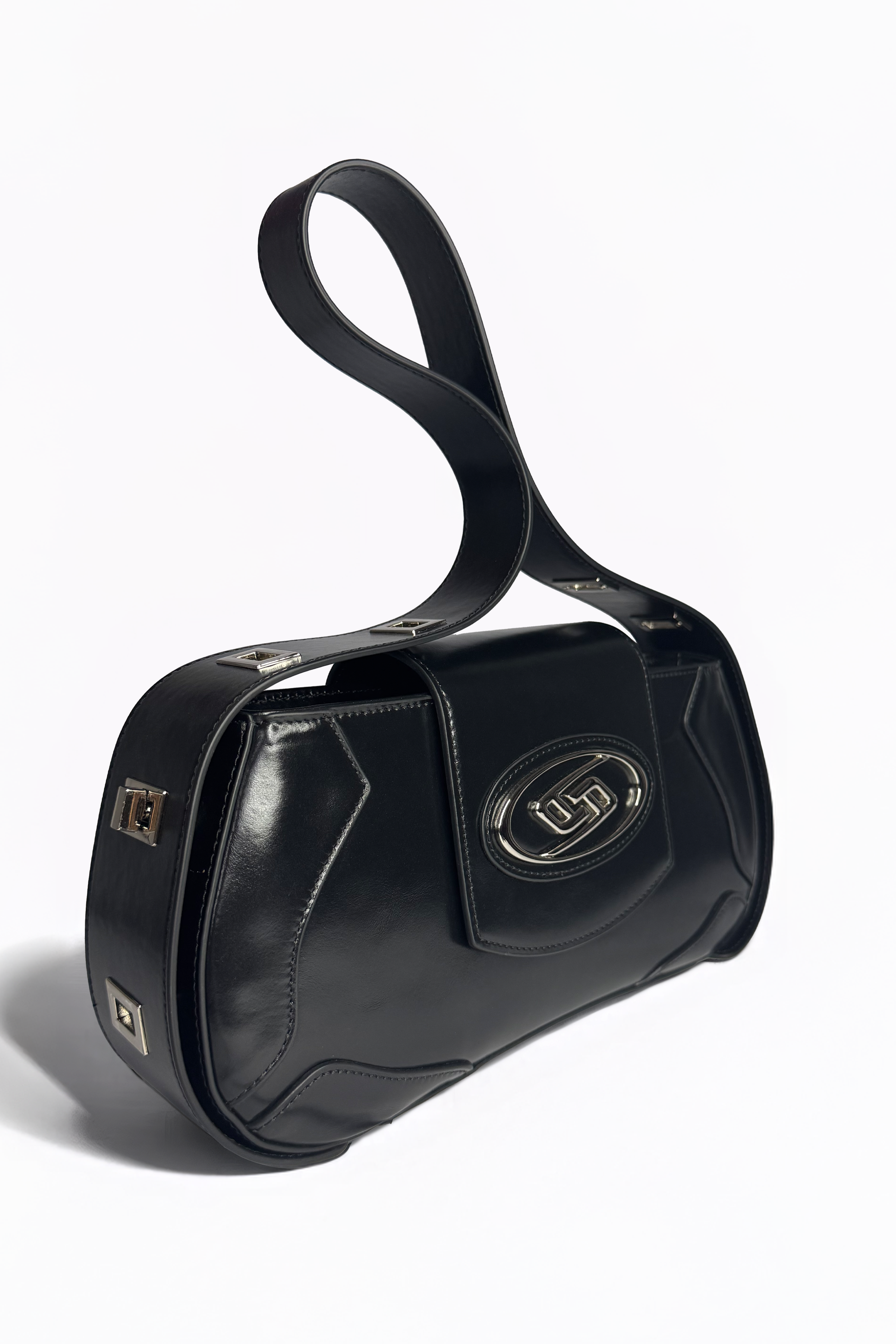 The Downtown Bag by AYZAHD isolates the midnight depth of Obsidian Veil on its grained oiled soft calfskin. A sculptural silhouette designed in Dubai with quiet, uncompromising intention.
